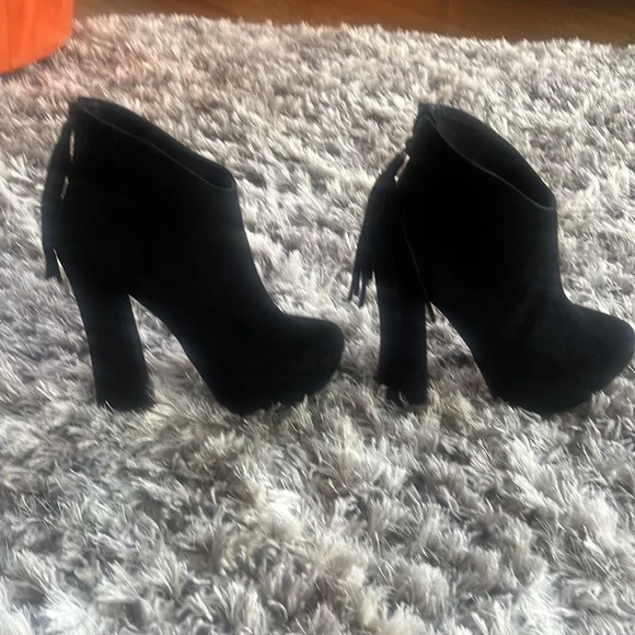 Steve Madden low boots.  Size 7.  Black. - Picture 2 of 4